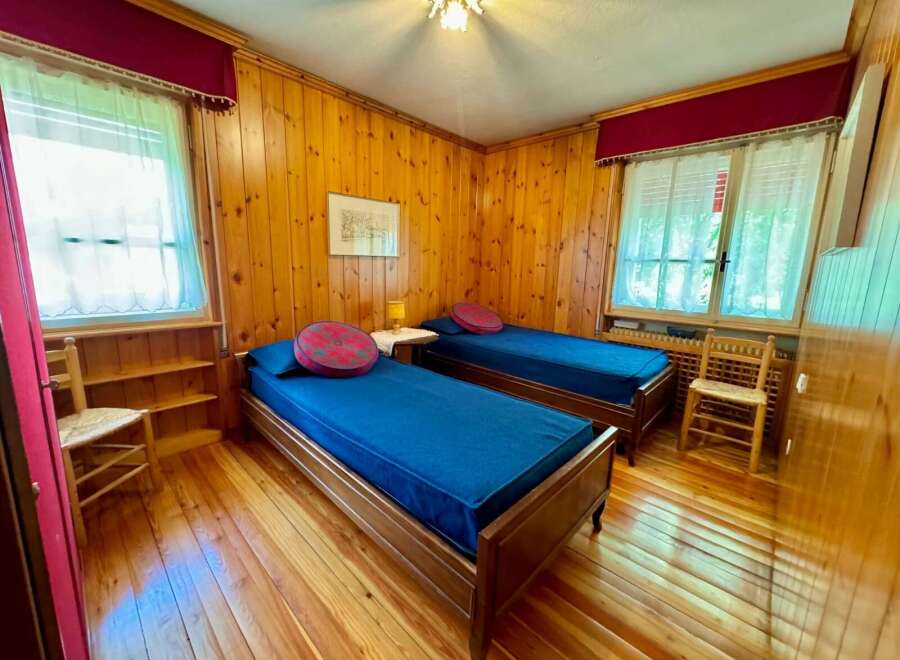 Cozy bedroom with two twin beds, perfect for a relaxing getaway.