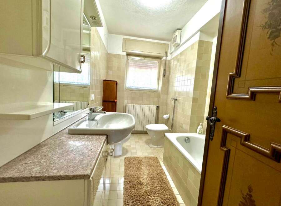 Discover this charming bathroom, featuring a classic design with a touch of elegance.
