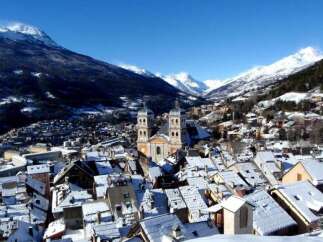 Discover the charm of this picturesque mountain town, nestled amidst snow-capped peaks.
