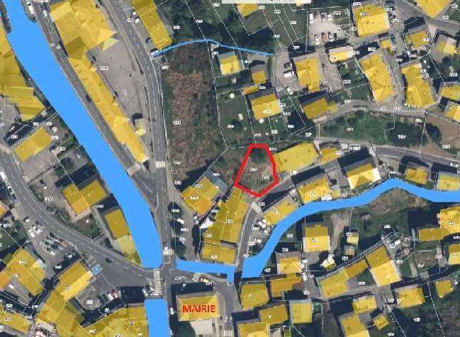 Discover this exceptional plot of land, ideally located in a charming town.