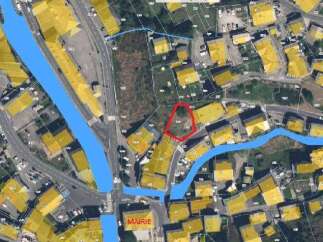 Discover this exceptional plot of land, ideally located in a charming town.