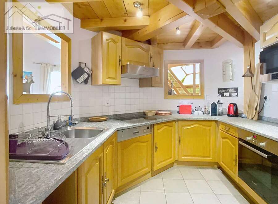 Discover this charming kitchen with its warm wooden accents and inviting atmosphere.