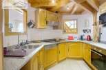 Discover this charming kitchen with its warm wooden accents and inviting atmosphere.