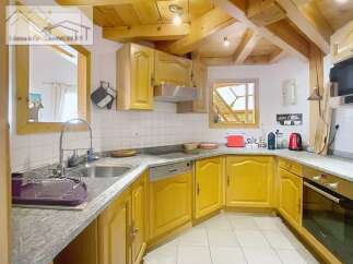 Discover this charming kitchen with its warm wooden accents and inviting atmosphere.