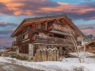This stunning chalet boasts a rustic-chic design with exposed wooden beams and stone accents.
