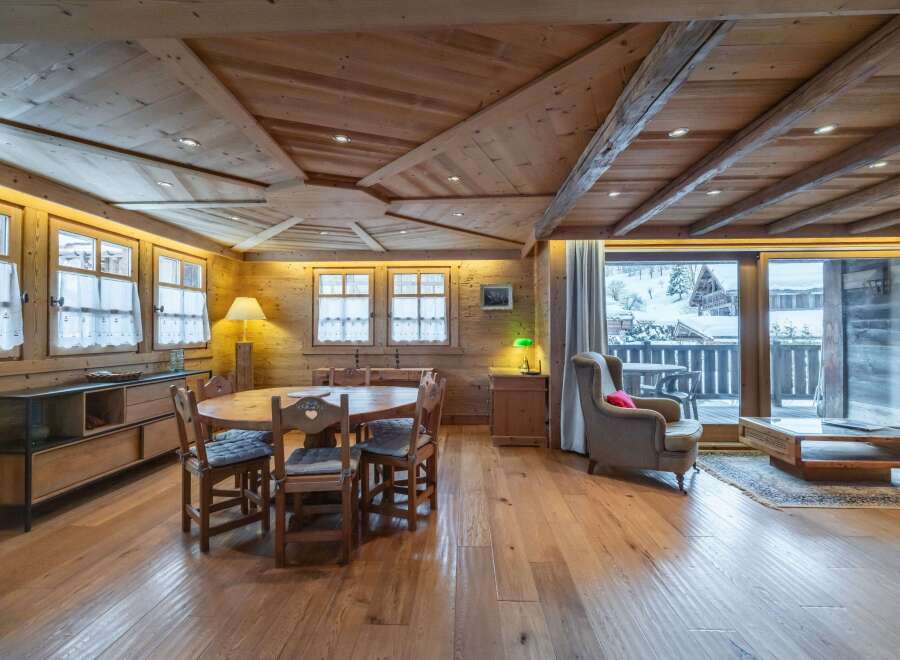 This stunning chalet boasts a spacious open-plan living area with a beautiful wooden ceiling and hardwood floors.