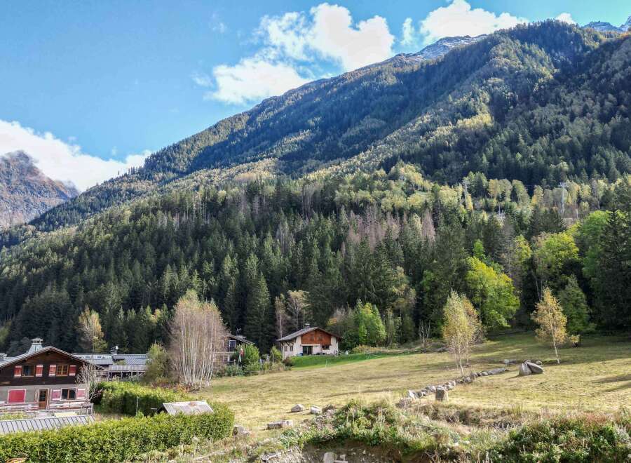 Nestled in the heart of the French Alps, this charming chalet offers breathtaking mountain views and easy access to outdoor activities.