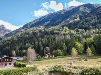Nestled in the heart of the French Alps, this charming chalet offers breathtaking mountain views and easy access to outdoor activities.