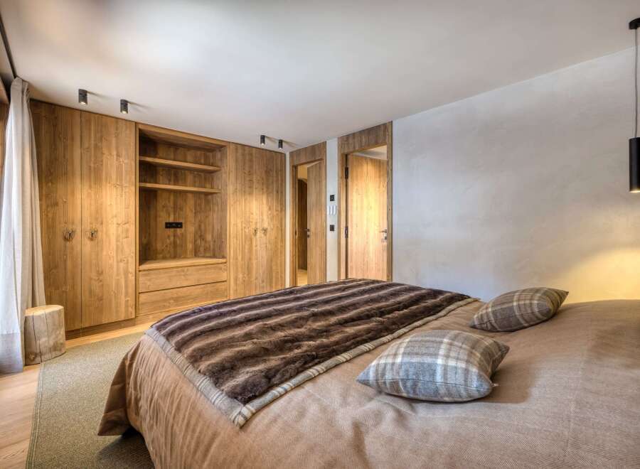 Experience the epitome of rustic elegance in this stunning bedroom.