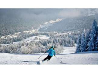 Experience breathtaking panoramic views of snow-capped mountains and pristine forests from this stunning ski resort.