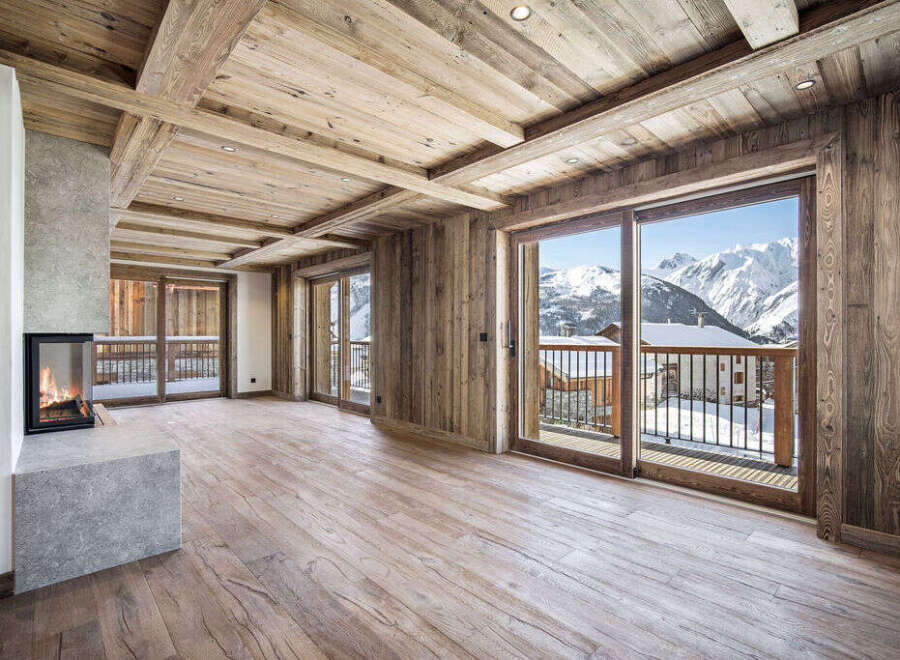 This stunning chalet boasts a spacious open-plan living area with breathtaking mountain views.