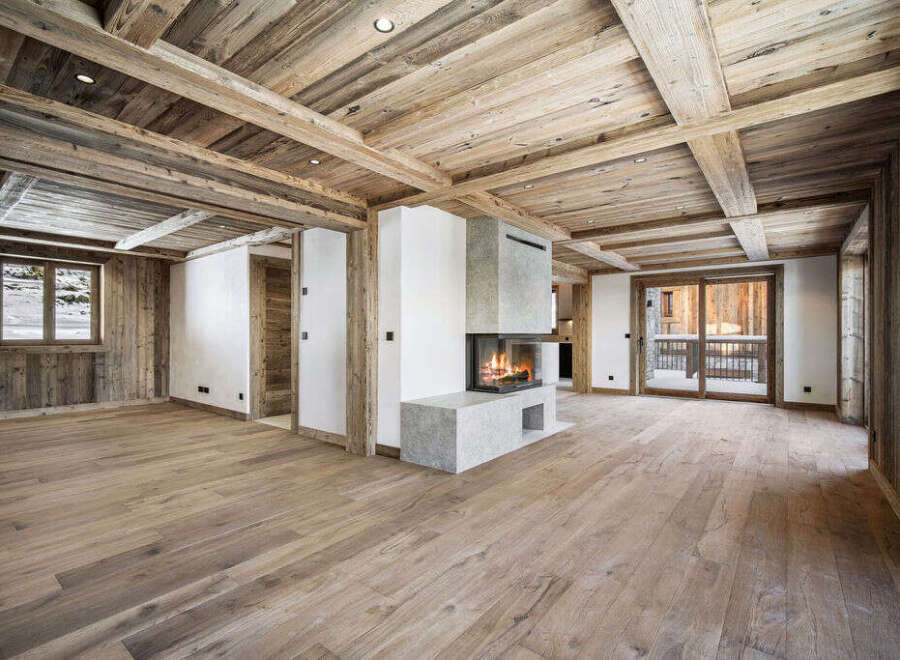 This stunning chalet boasts a spacious open-plan living area with exquisite reclaimed wood flooring and exposed beams.