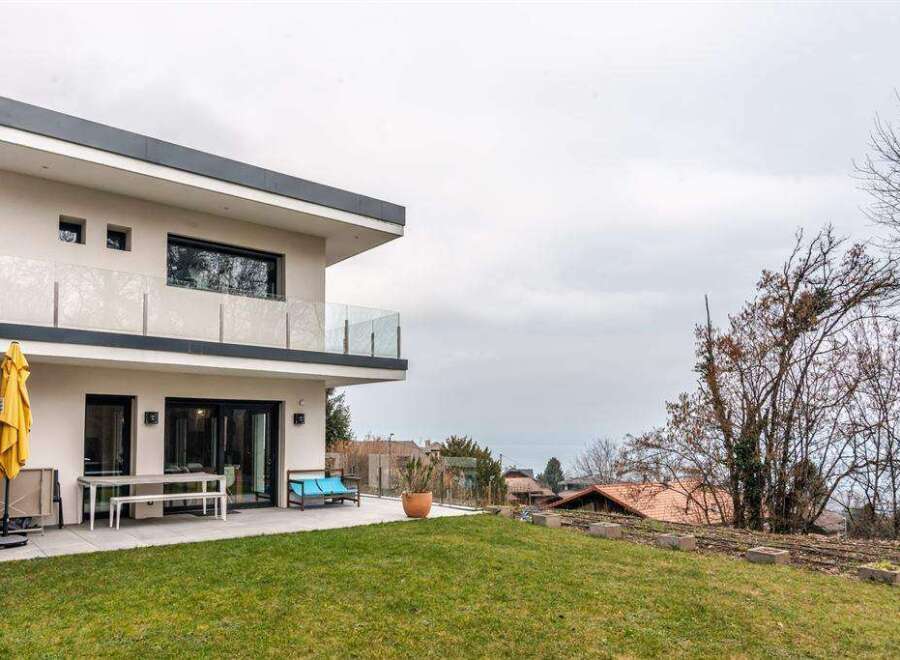 Modern house with stunning lake views.