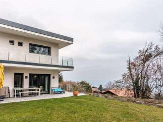 Modern house with stunning lake views.
