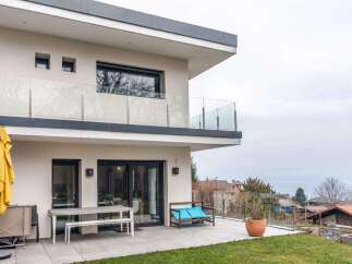 Modern house with a spacious patio, perfect for outdoor entertaining.