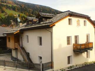 Discover a charming house nestled in a picturesque mountain setting.