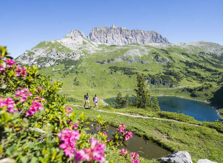 Explore the breathtaking beauty of this mountain landscape, perfect for outdoor enthusiasts.