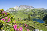 Explore the breathtaking beauty of this mountain landscape, perfect for outdoor enthusiasts.