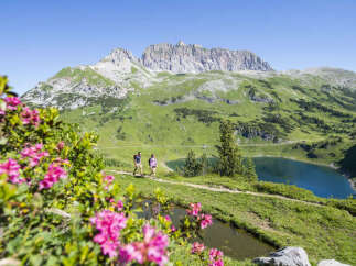 Explore the breathtaking beauty of this mountain landscape, perfect for outdoor enthusiasts.