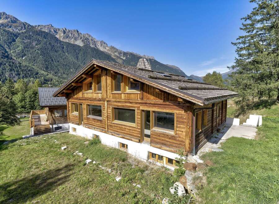 This stunning chalet boasts a prime location in the French Alps, offering breathtaking mountain views.