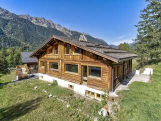 This stunning chalet boasts a prime location in the French Alps, offering breathtaking mountain views.
