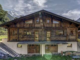 This stunning chalet boasts a rustic-chic design, with exposed wooden beams and large windows offering breathtaking mountain views.