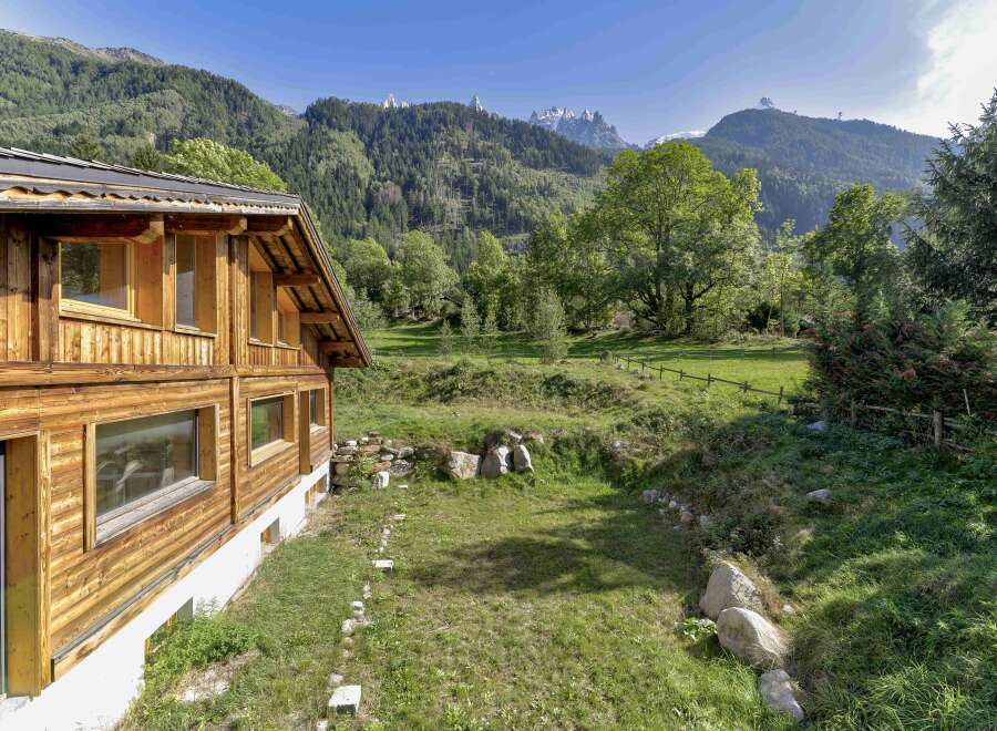 This stunning chalet boasts a prime location in the heart of the French Alps, offering breathtaking mountain views.