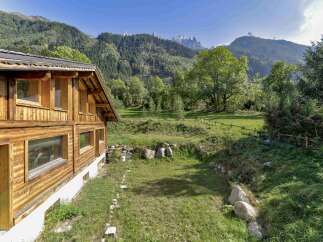 This stunning chalet boasts a prime location in the heart of the French Alps, offering breathtaking mountain views.