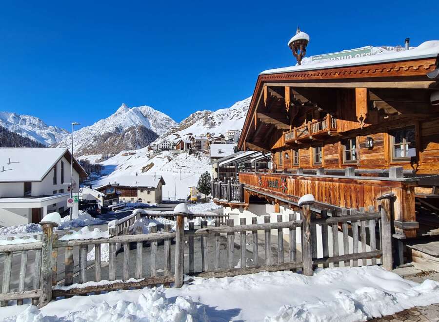 This charming wooden chalet boasts a stunning mountain backdrop, offering breathtaking views from its spacious balcony.