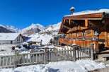 This charming wooden chalet boasts a stunning mountain backdrop, offering breathtaking views from its spacious balcony.