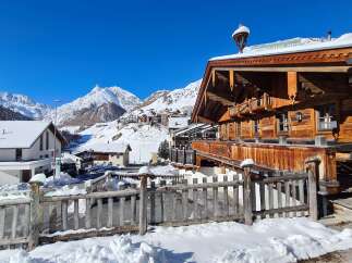 This charming wooden chalet boasts a stunning mountain backdrop, offering breathtaking views from its spacious balcony.