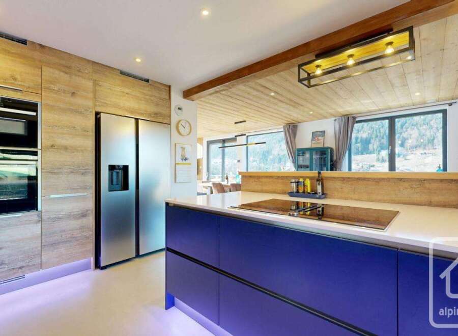Discover modern luxury in this stunning kitchen.