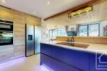 Discover modern luxury in this stunning kitchen.