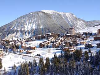 Nestled in the heart of the French Alps, this stunning ski-in/ski-out chalet offers breathtaking mountain views and luxurious amenities.