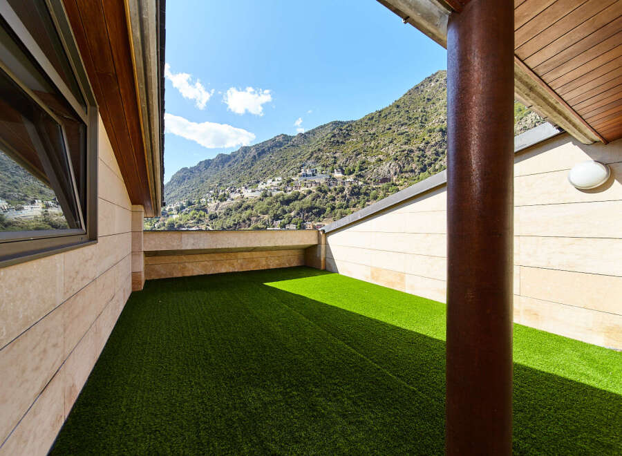 This stunning property boasts a private rooftop terrace with artificial turf, perfect for outdoor relaxation.