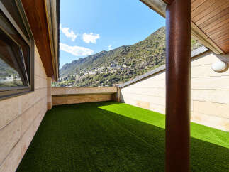 This stunning property boasts a private rooftop terrace with artificial turf, perfect for outdoor relaxation.