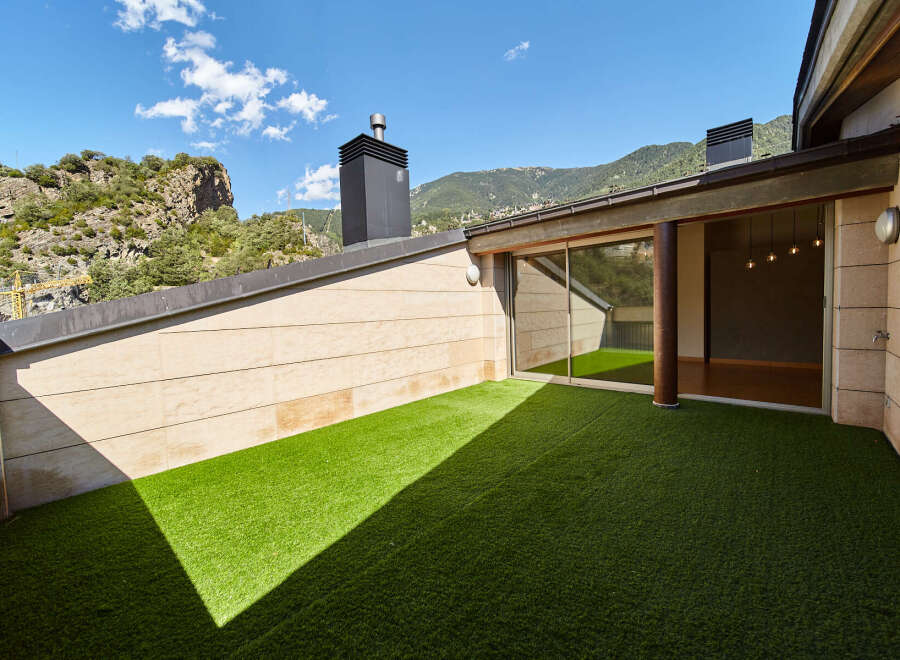 This stunning penthouse boasts a private rooftop terrace with artificial turf, perfect for outdoor relaxation.