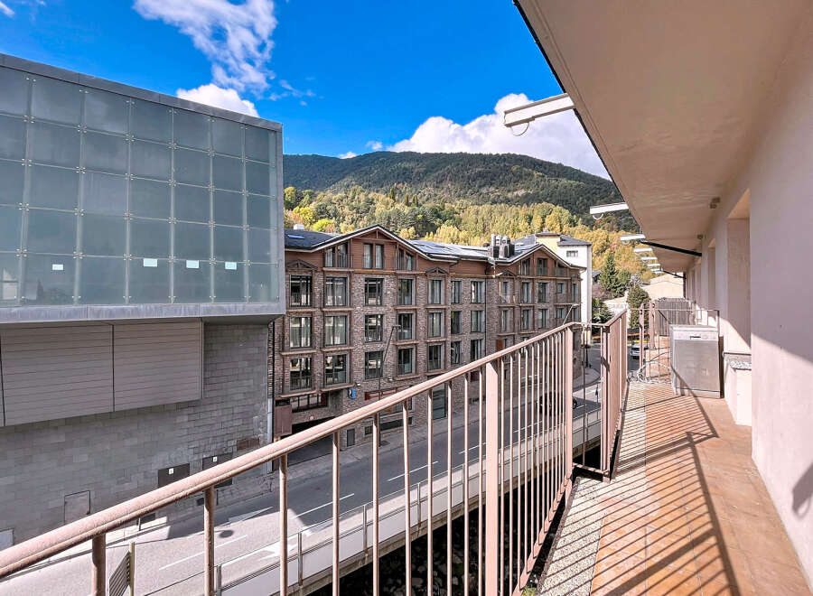 Enjoy breathtaking views from this stunning property! This modern residence boasts a spacious balcony, perfect for relaxing and taking in the surrounding scenery.