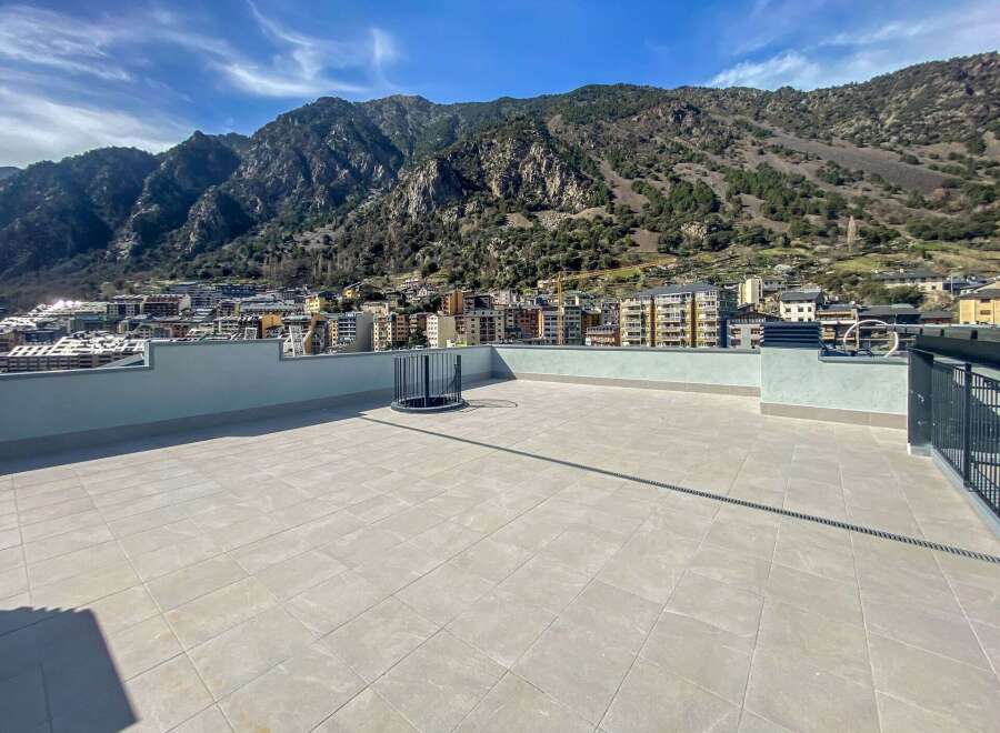This stunning penthouse boasts a spacious rooftop terrace with breathtaking mountain views.