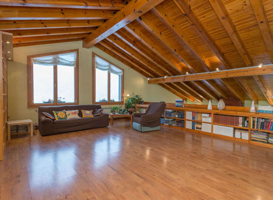 This stunning attic conversion boasts a beautiful wooden beam ceiling and gleaming hardwood floors.