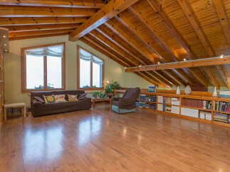 This stunning attic conversion boasts a beautiful wooden beam ceiling and gleaming hardwood floors.