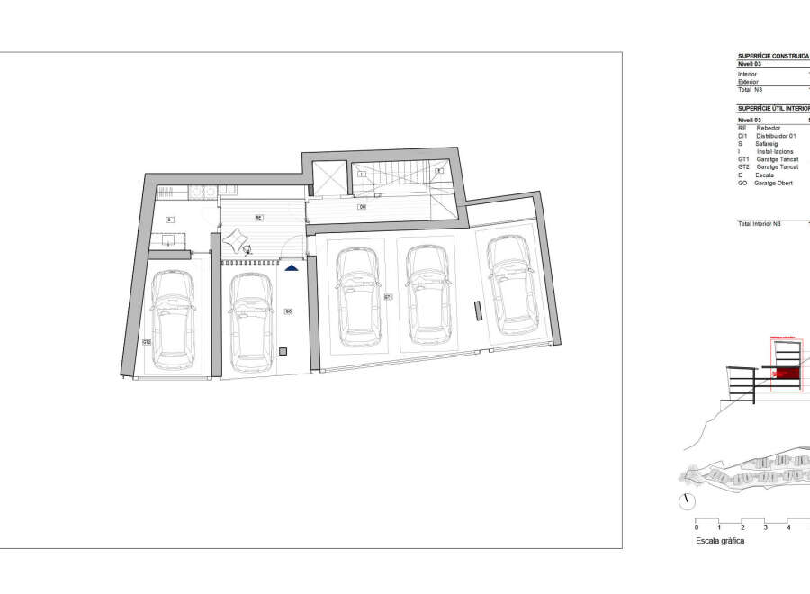Discover a spacious floor plan featuring multiple garage spaces (GT1, GT2, GO), offering ample parking and storage.