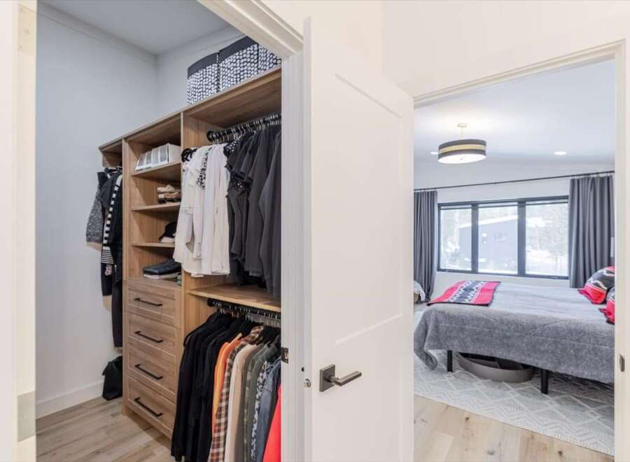 Step into luxury with this stunning property! Featuring a spacious walk-in closet, perfect for organizing your wardrobe.