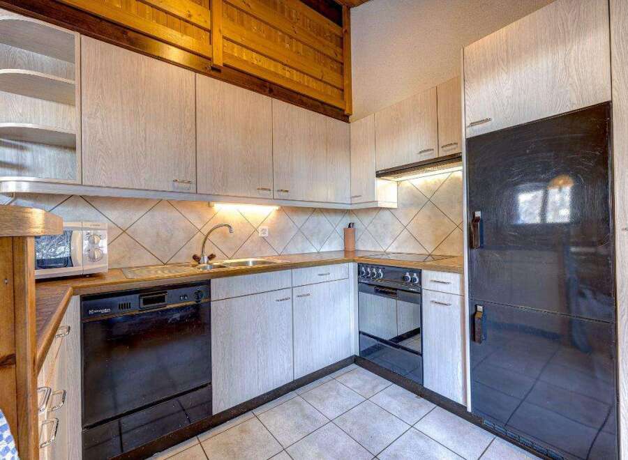 Discover a charming kitchen with a modern touch.