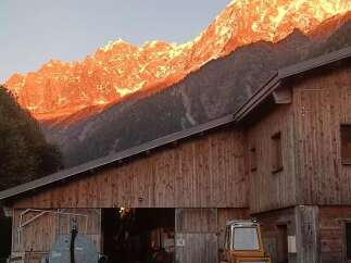 Discover a stunning property nestled in a picturesque mountain setting.