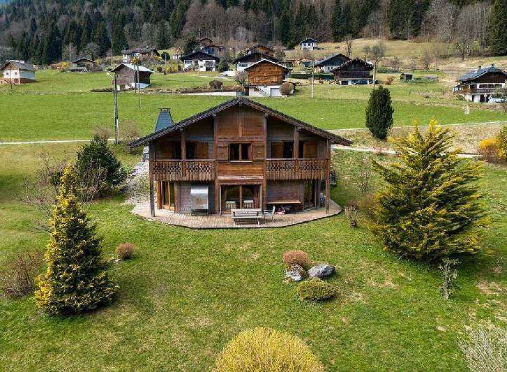 This stunning chalet boasts a prime location in the French Alps, offering breathtaking mountain views.
