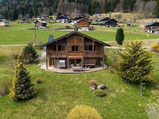 This stunning chalet boasts a prime location in the French Alps, offering breathtaking mountain views.