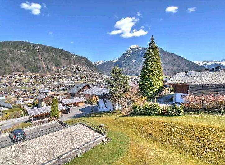 Mountain view chalet with parking and private garden.