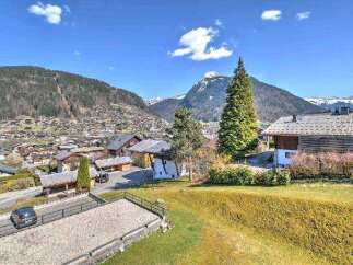 Mountain view chalet with parking and private garden.