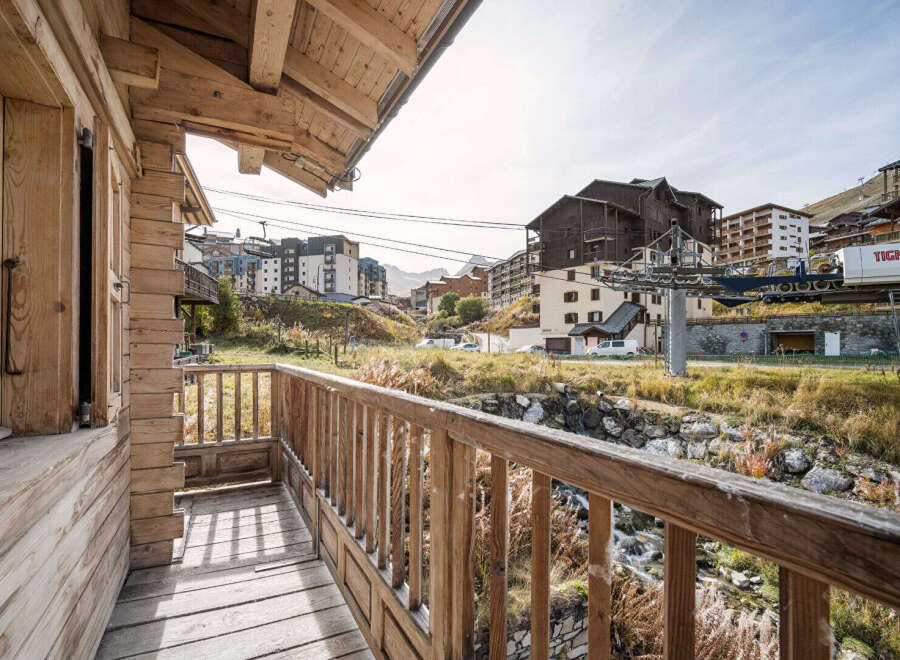 This charming wooden chalet boasts a private balcony offering breathtaking views of the Tignes ski resort.